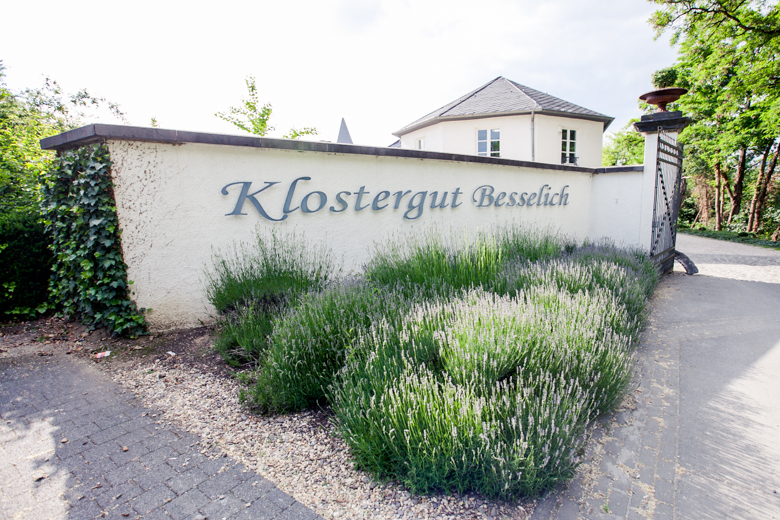 Klostergut Besselich Einfahrt
